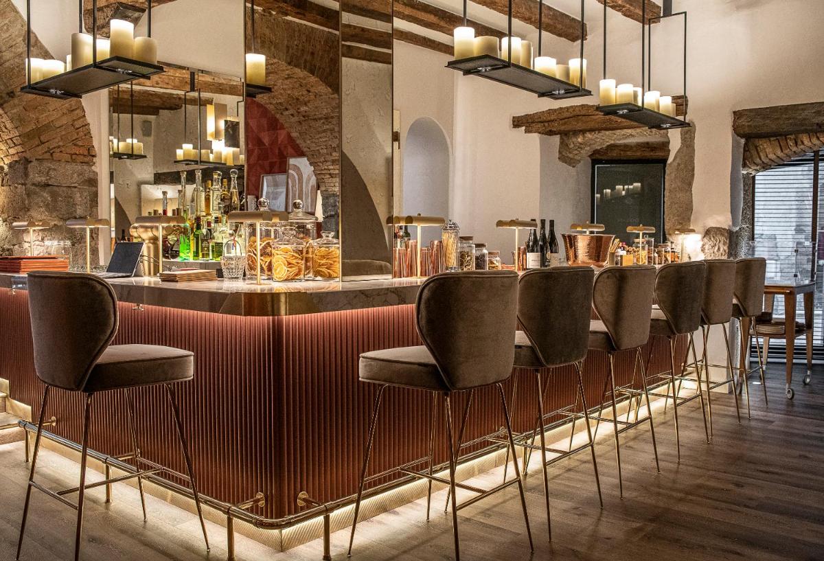 un bar avec une rangée de chaises dans un restaurant dans l'établissement Petit Hôtel Confidentiel, à Chambéry
