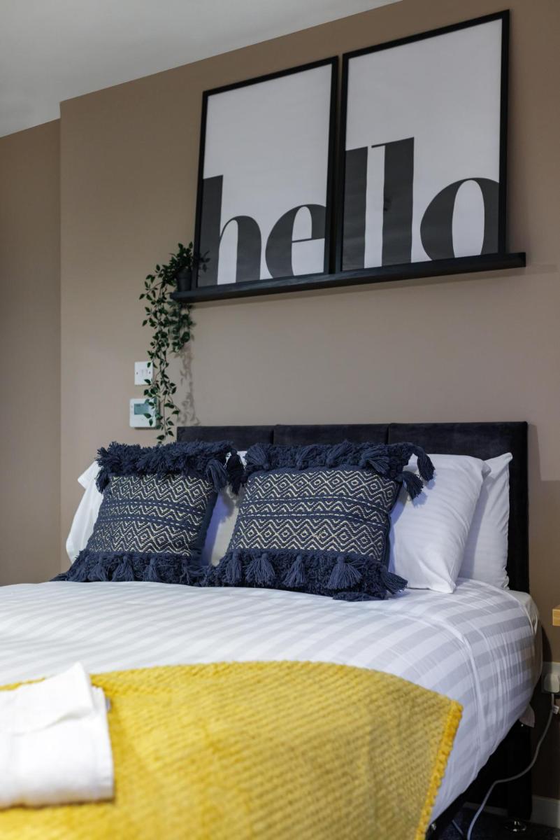 City Centre Studio 5 with Kitchenette, Free Wifi and Smart TV with Netflix by Yoko Property - Hizvo