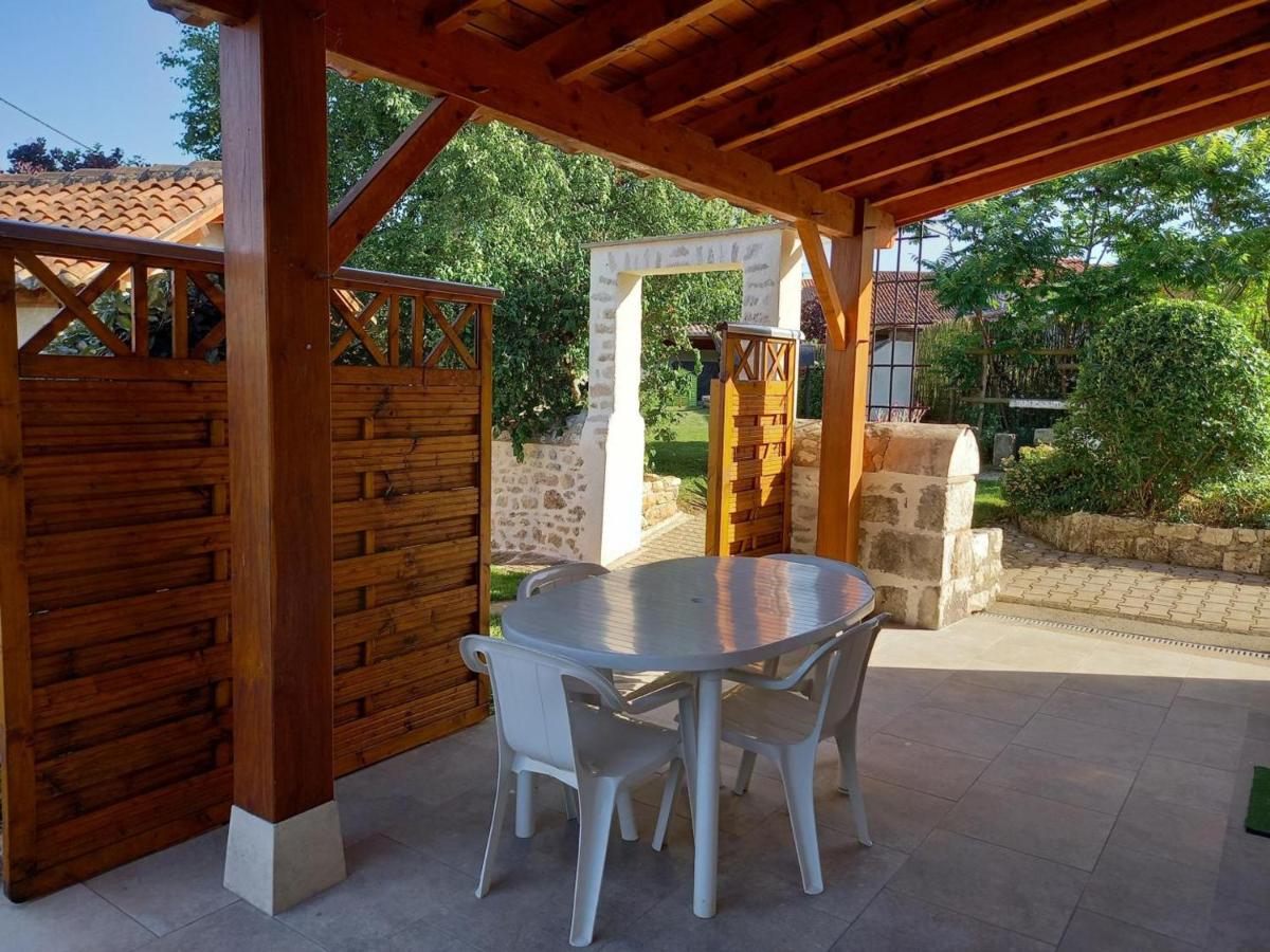 Maison de plain-pied avec jardin clos, jeux enfants, vélos, animaux acceptés, proche Montbron - FR-1-653-6 - Housity