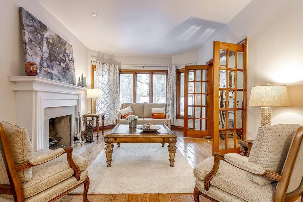 Luxury manor in woods sleeps 15 close to the city - Housity