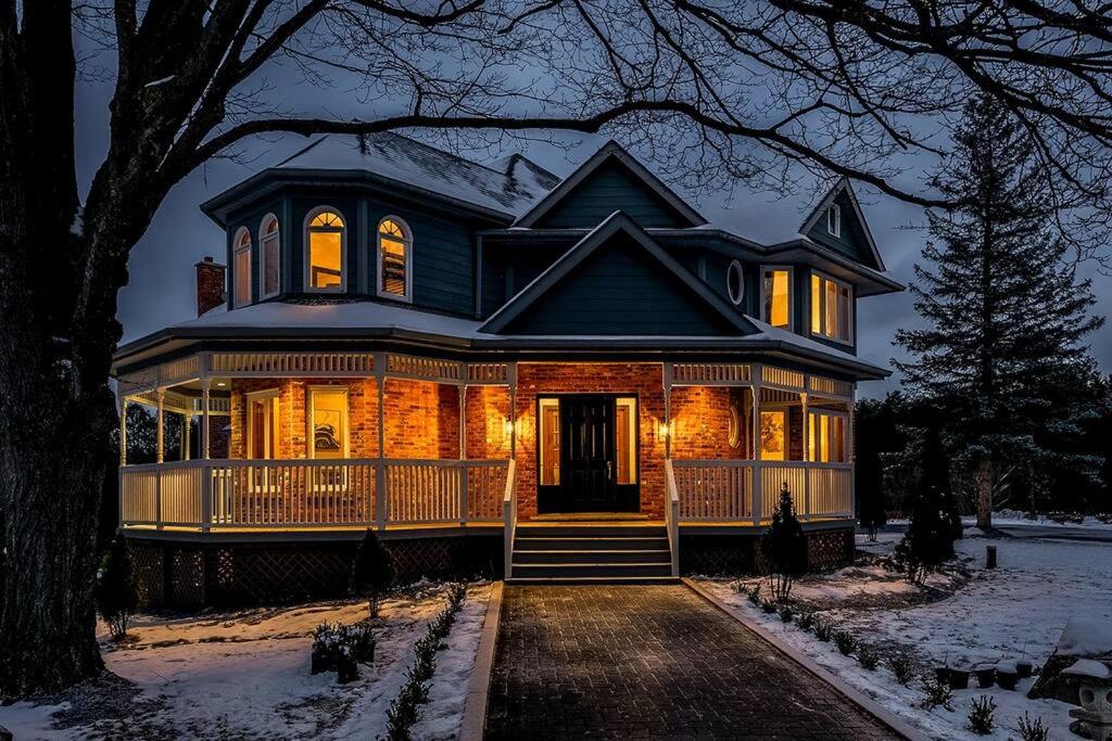 Luxury manor in woods sleeps 15 close to the city - Housity