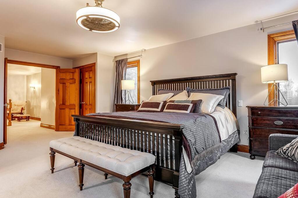 Luxury manor in woods sleeps 15 close to the city - Housity