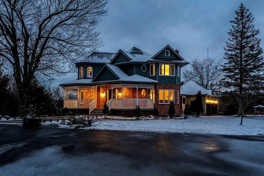Luxury manor in woods sleeps 15 close to the city - Housity