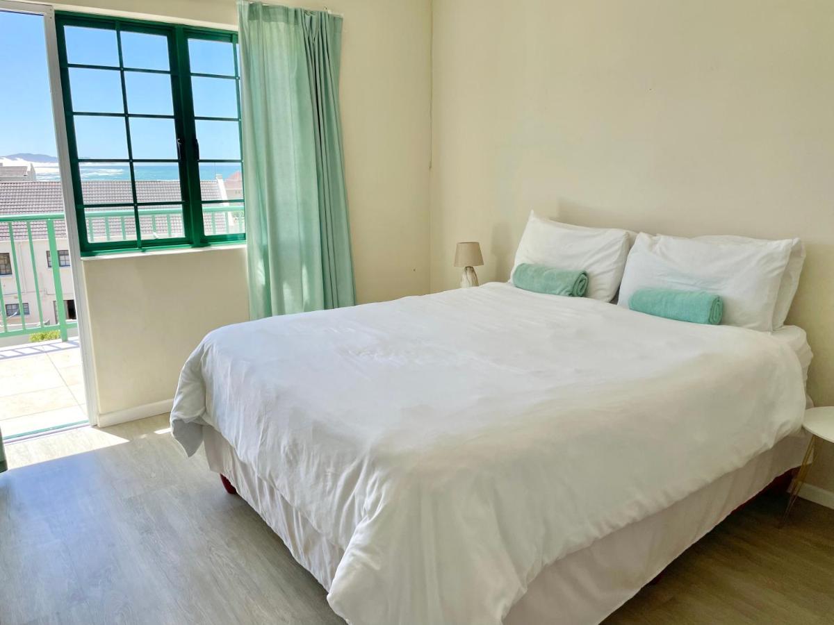 Suitetrails - 84 Settler Sands Beachfront Accommodation Sea View