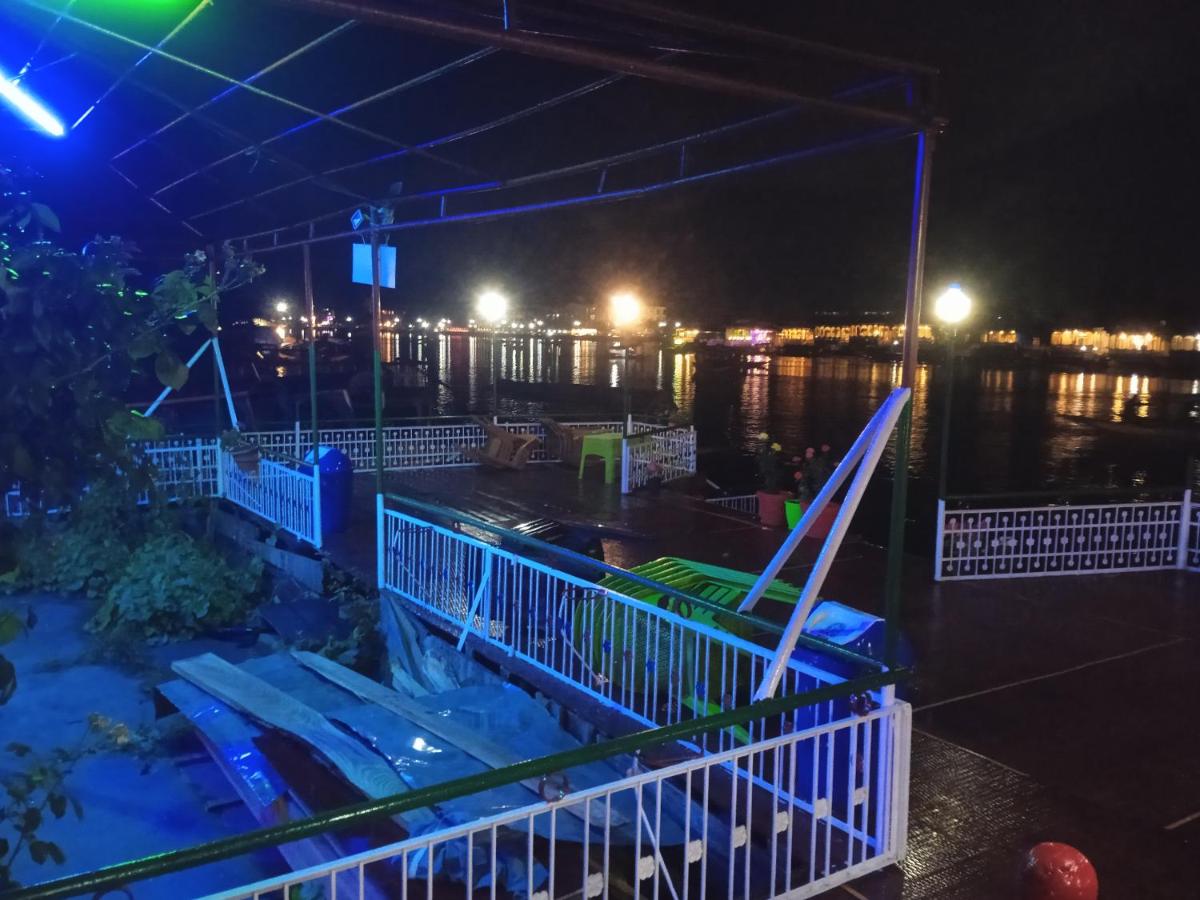 Houseboat Hollywood - Housity