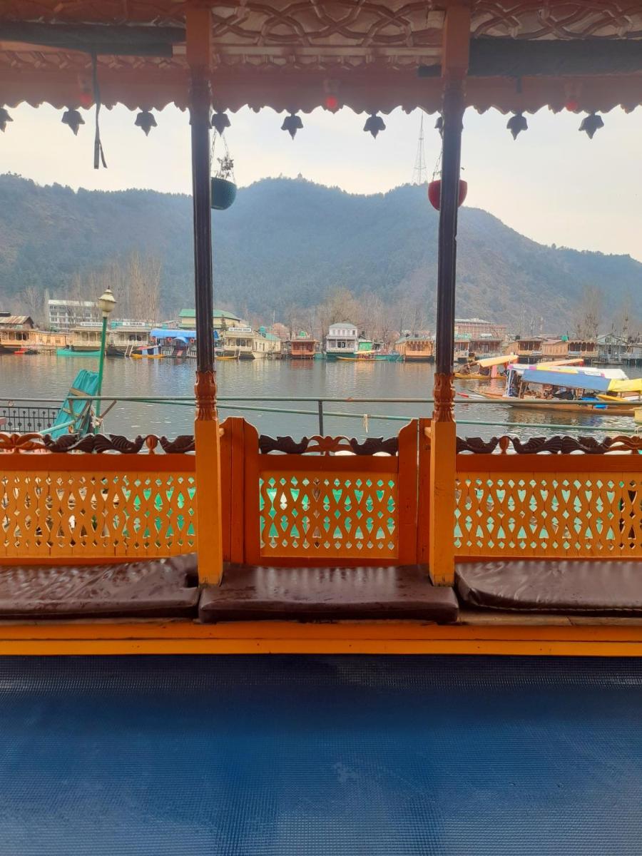 Houseboat Hollywood - Housity
