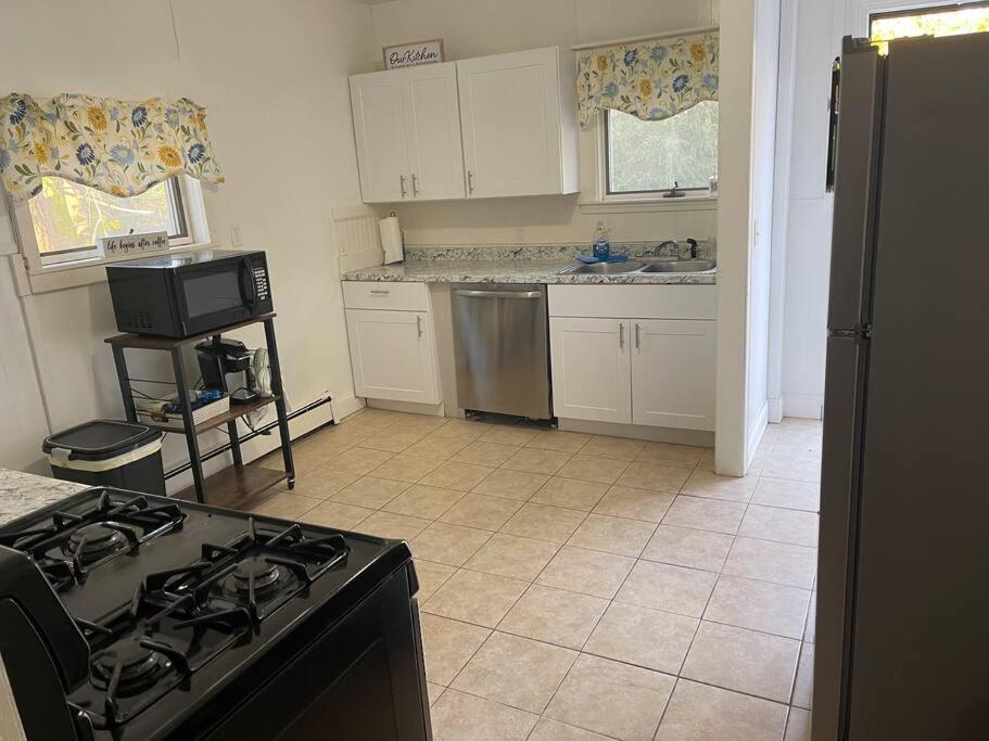 Three Bedroom Home! Large Backyard! - Housity
