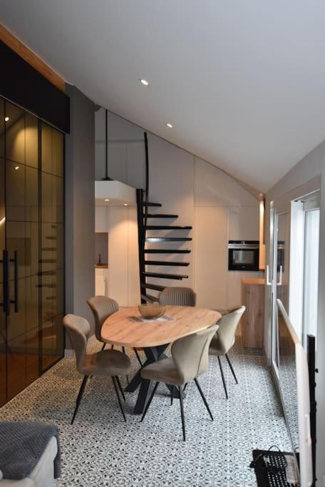Studio-LOFT avec accès directe a une loggia - Housity