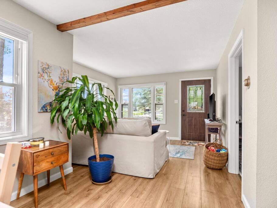 Adorable Wawasee Cottage in Oakwood Park - Housity