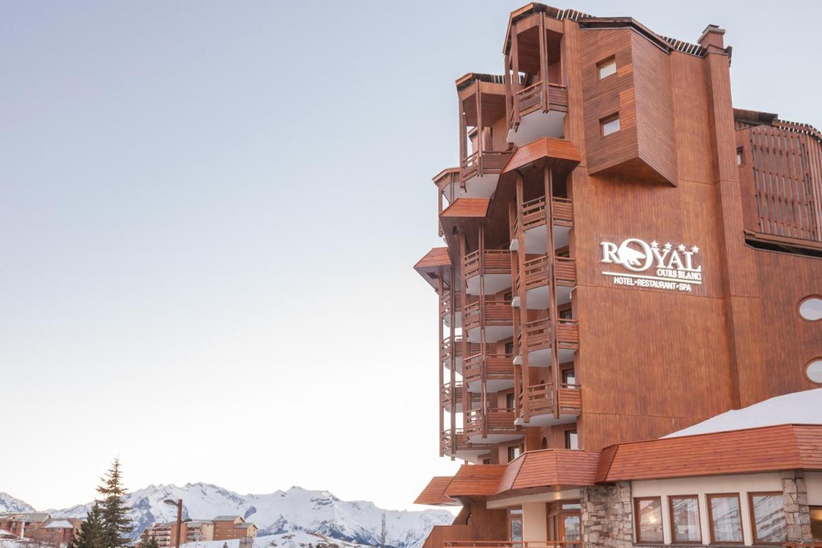 un bâtiment avec une enseigne sur le côté dans l'établissement Royal Ours Blanc Boutique Hôtel & Spa, à L'Alpe-d'Huez
