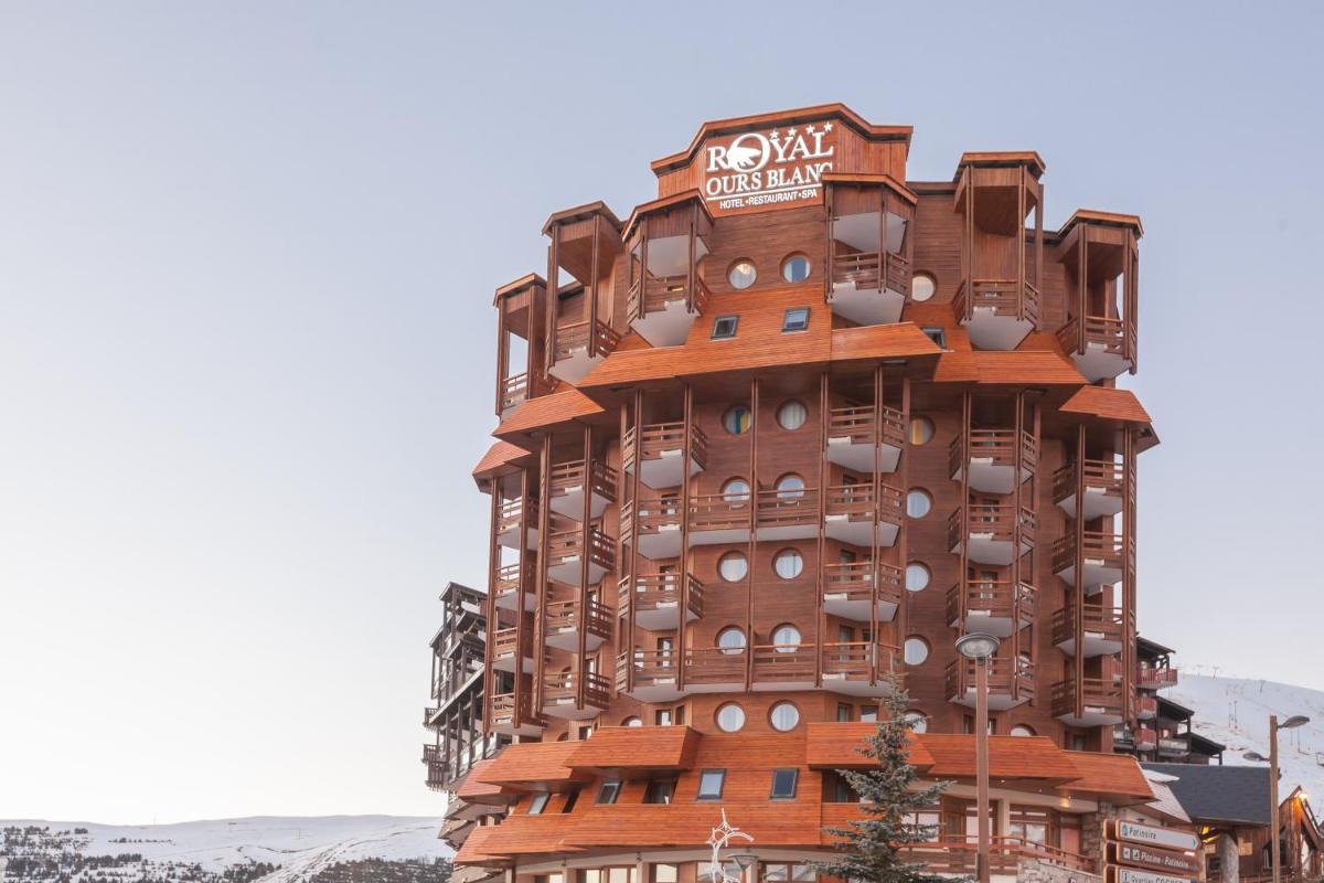 un bâtiment avec des balcons sur le côté dans l'établissement Royal Ours Blanc Boutique Hôtel & Spa, à L'Alpe-d'Huez