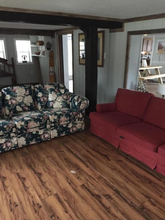 Suitetrails - Dr. Easterling's Rustic Lake Home, Waterfront