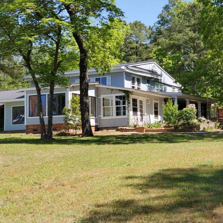 Suitetrails - Dr. Easterling's Rustic Lake Home, Waterfront