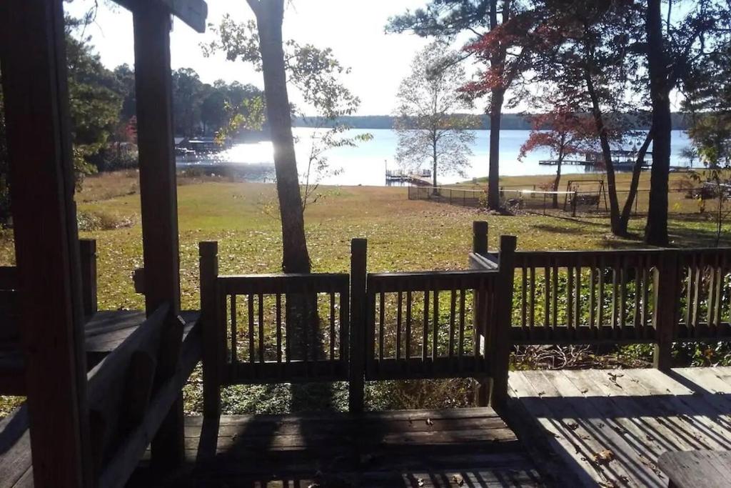 Suitetrails - Dr. Easterling's Rustic Lake Home, Waterfront