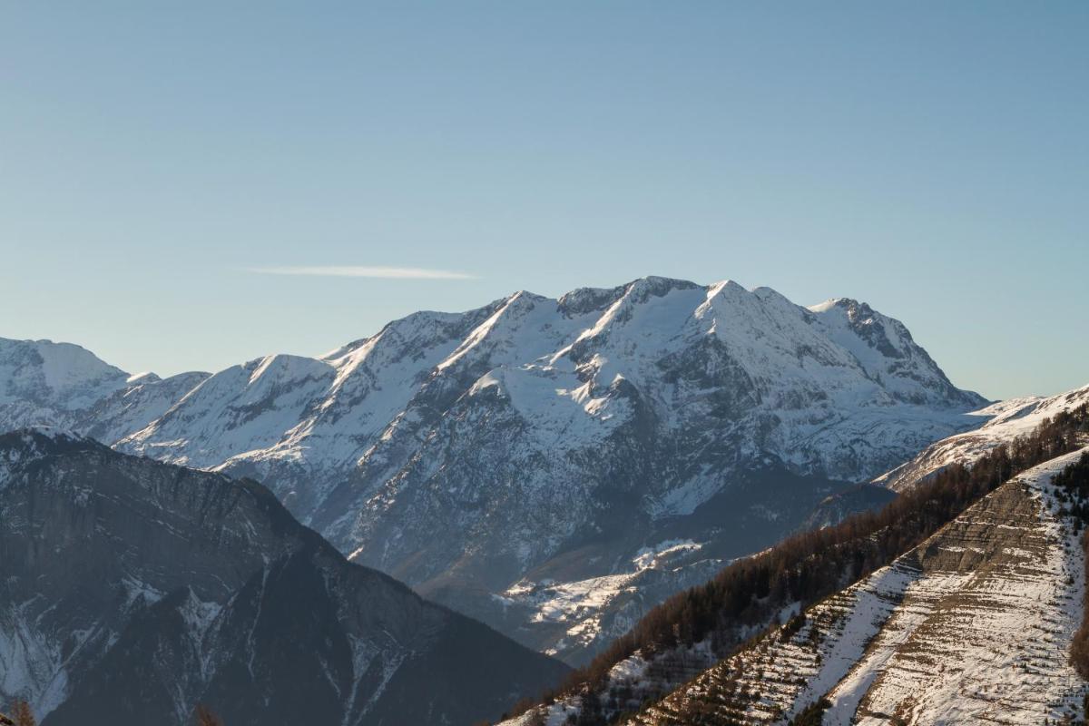 Vue générale sur la montagne ou vue sur la montagne depuis l'hôtel