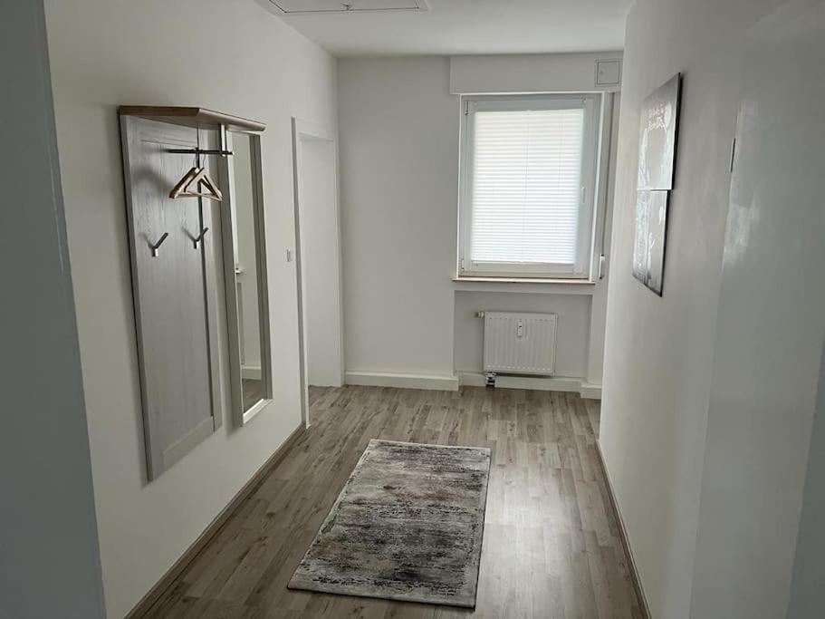 Eine modern renovierte Wohnung mit Balkonterrasse. - Housity