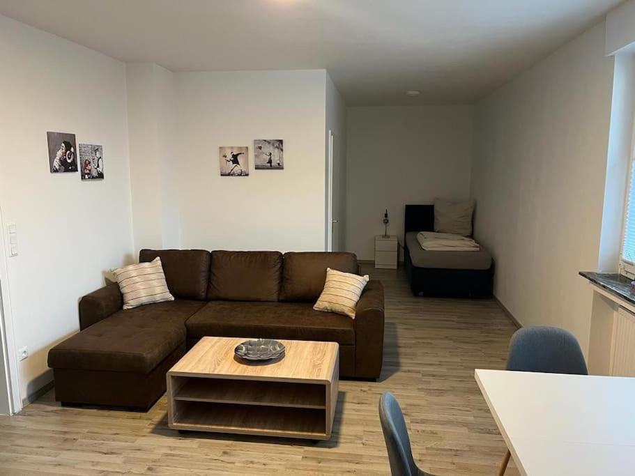 Eine modern renovierte Wohnung mit Balkonterrasse. - Housity