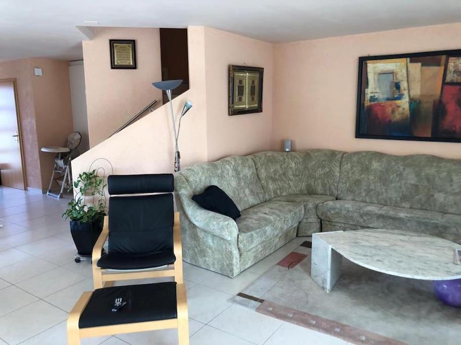 Beautiful house with free parking on premise - Housity