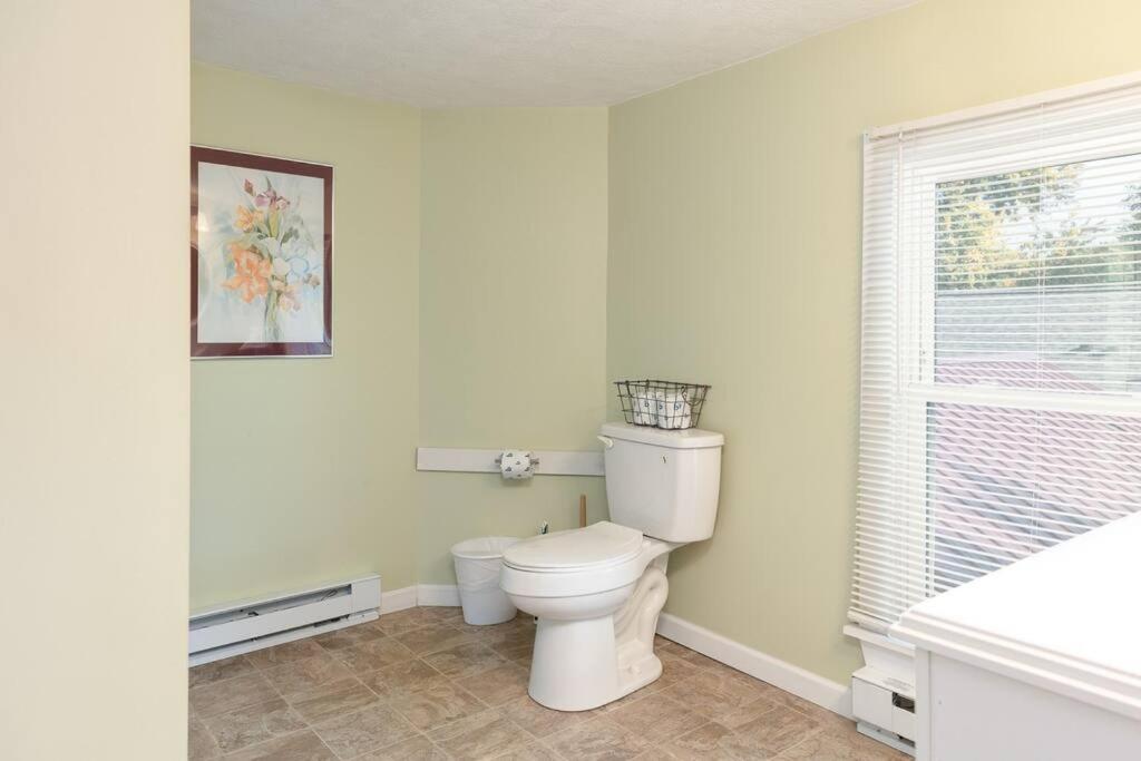 Hot tub & Game Room! Close to parks & restaurants! - Housity