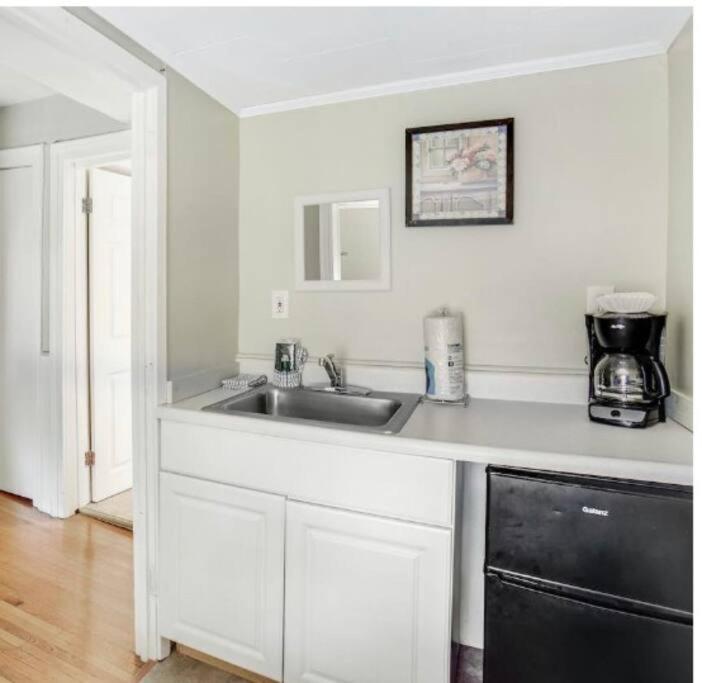 Hot tub & Game Room! Close to parks & restaurants! - Housity