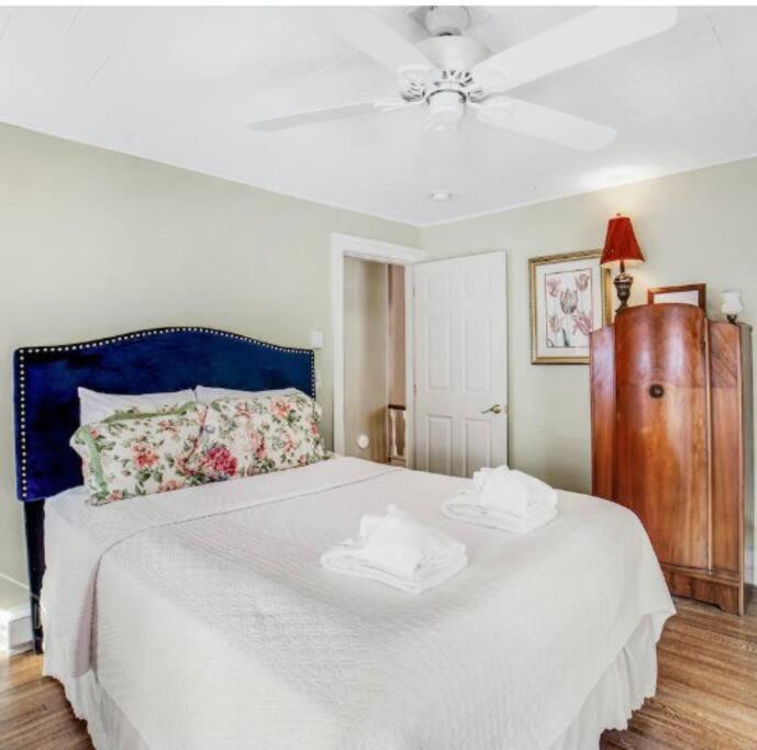 Hot tub & Game Room! Close to parks & restaurants! - Housity