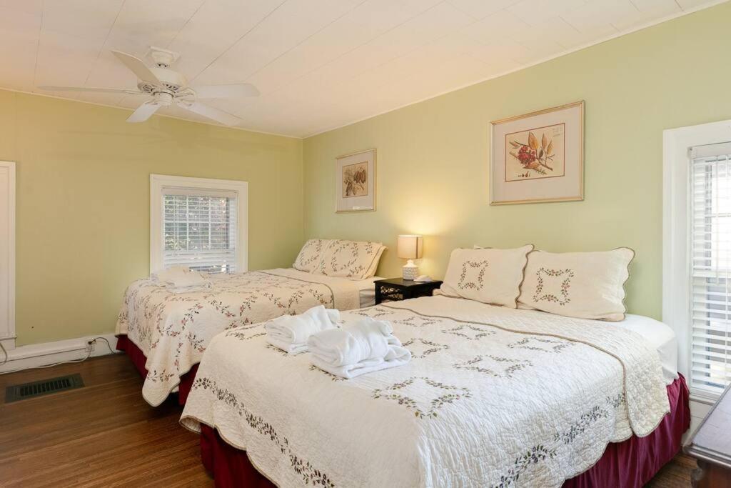 Hot tub & Game Room! Close to parks & restaurants! - Housity