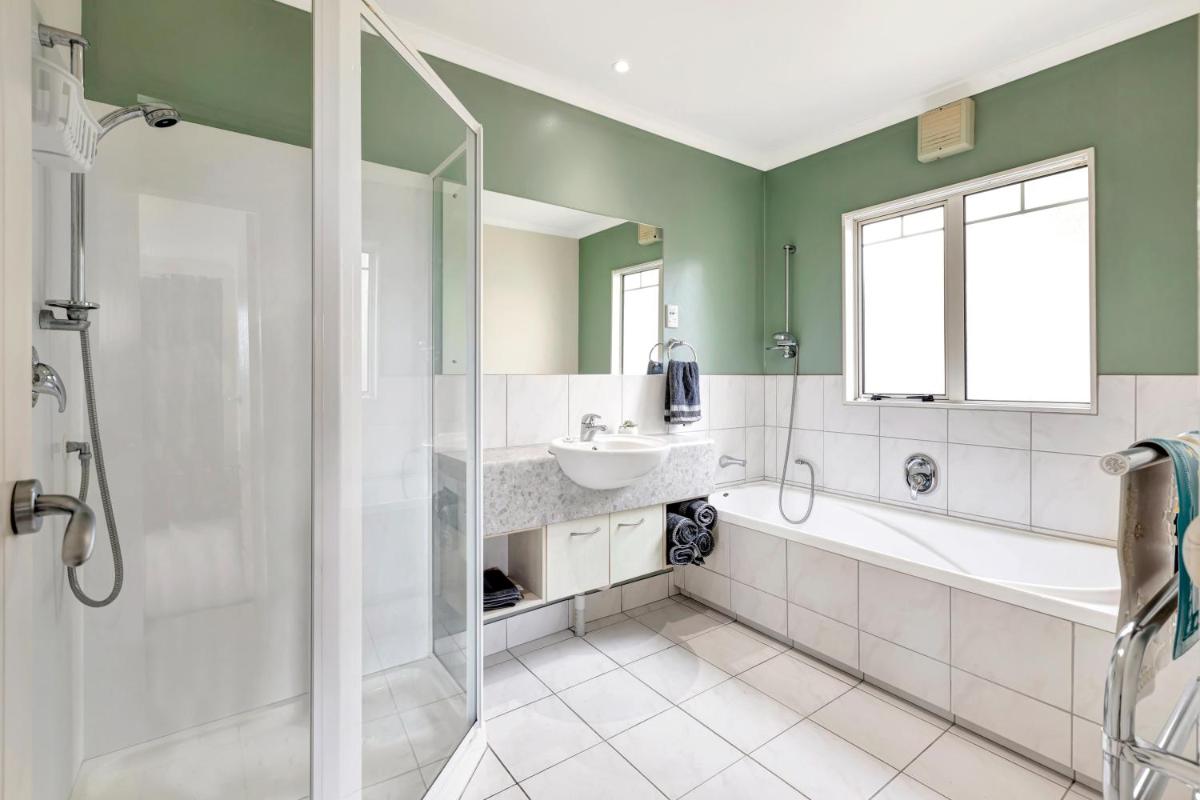 Cheerful 4 bedroom home with free parking. - Housity