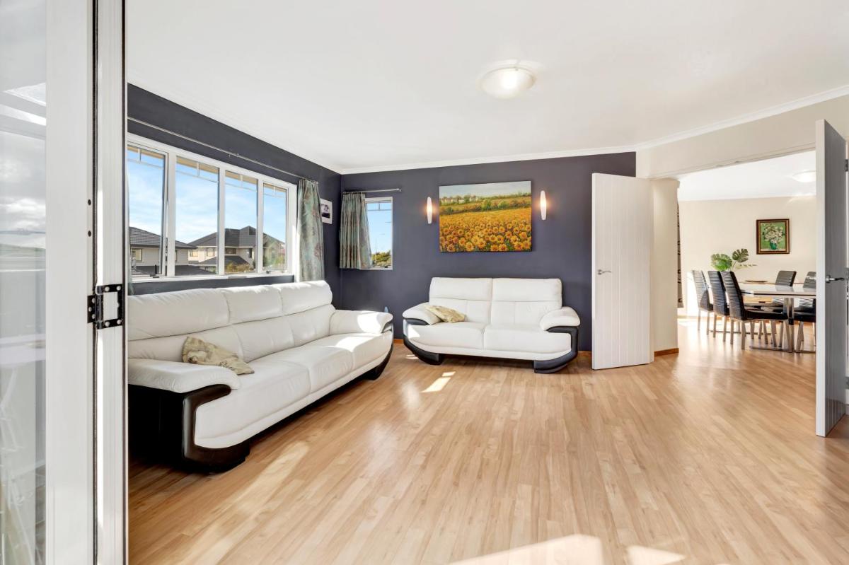 Cheerful 4 bedroom home with free parking. - Housity