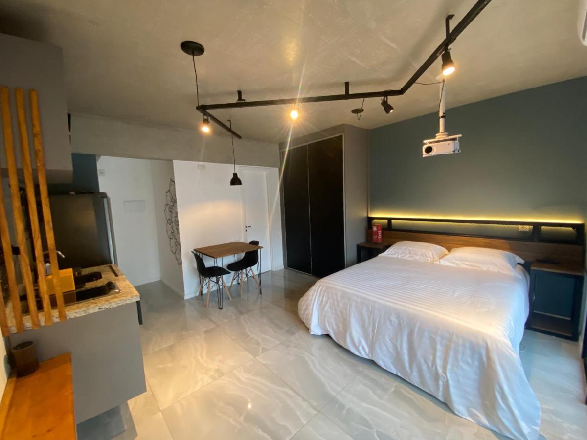 58 New studio w/ balcony, fast wifi and movie screen! - Housity