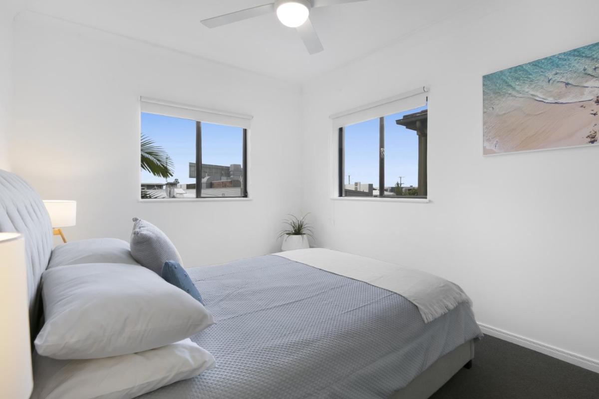 'Little Mermaid' beach apartment best location walk to beach and restaurants - sleeps 4 - Housity