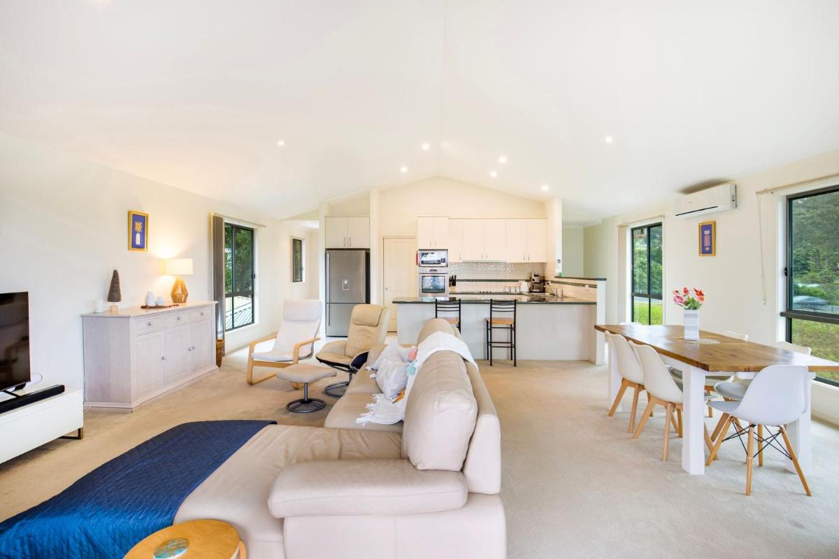 Villa Franco Pet Friendly 10 Mins Walk to Beach - Housity