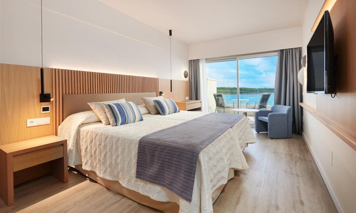 una habitación de hotel con una cama y un televisor en Hipotels Mediterraneo Hotel - Adults Only, en Sa Coma