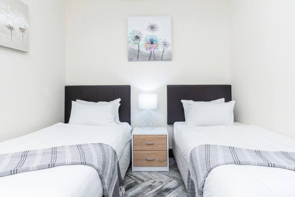 2 Bed Apartment On The Square - Housity