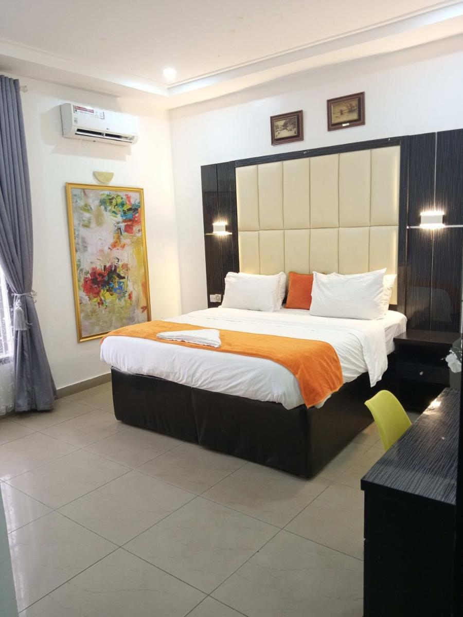 EdsLuxe Deluxe 2 Bedroom Apartment with Swimming Pool and High Speed Wifi - Housity