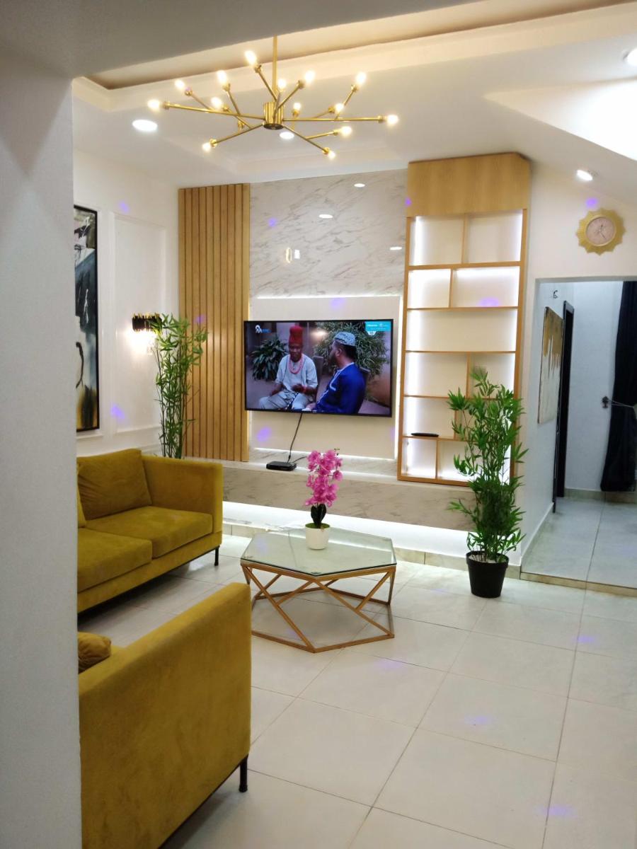 EdsLuxe Deluxe 2 Bedroom Apartment with Swimming Pool and High Speed Wifi - Housity