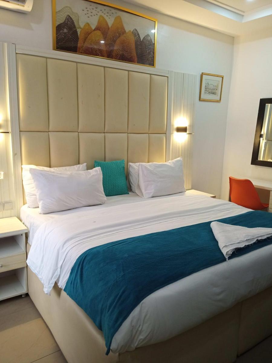 EdsLuxe Deluxe 2 Bedroom Apartment with Swimming Pool and High Speed Wifi - Housity