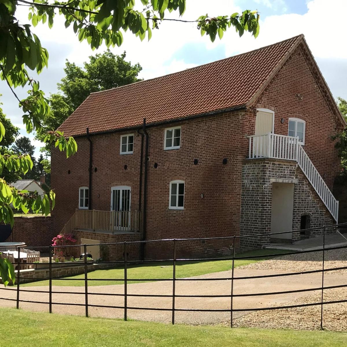 The Red Barn at Goadby Marwood - Housity