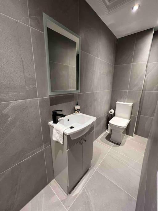 New Apartment, 10 mins from Principality Stadium - Housity