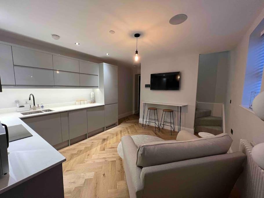 New Apartment, 10 mins from Principality Stadium - Housity