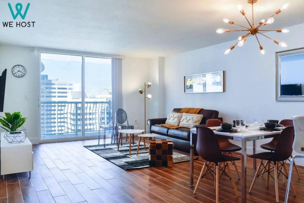 We Host - Stylish Apt at Brickell with Pool - Housity