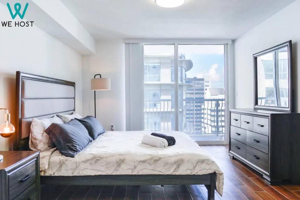 We Host - Stylish Apt at Brickell with Pool - Housity