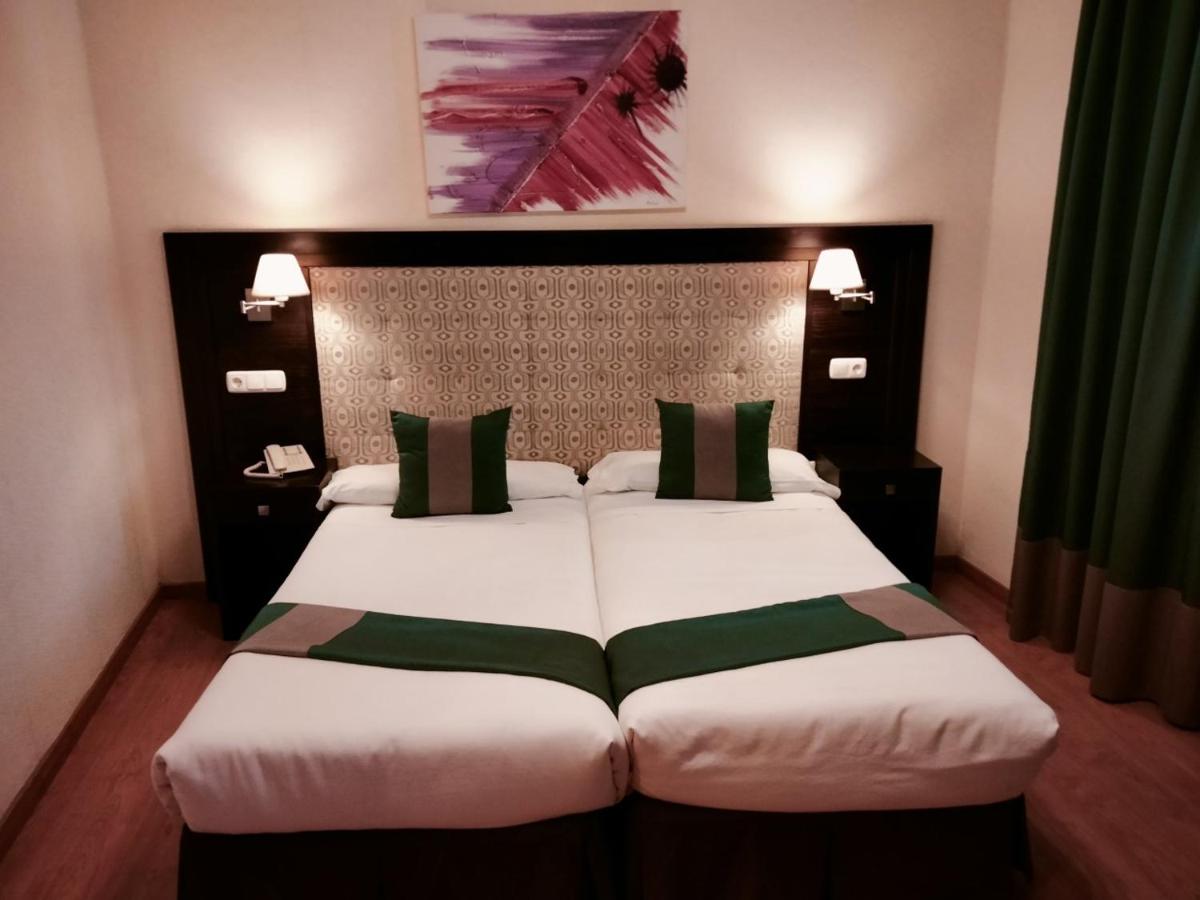 Cama o camas de una habitación en Hotel & Spa PLAZA Arriate