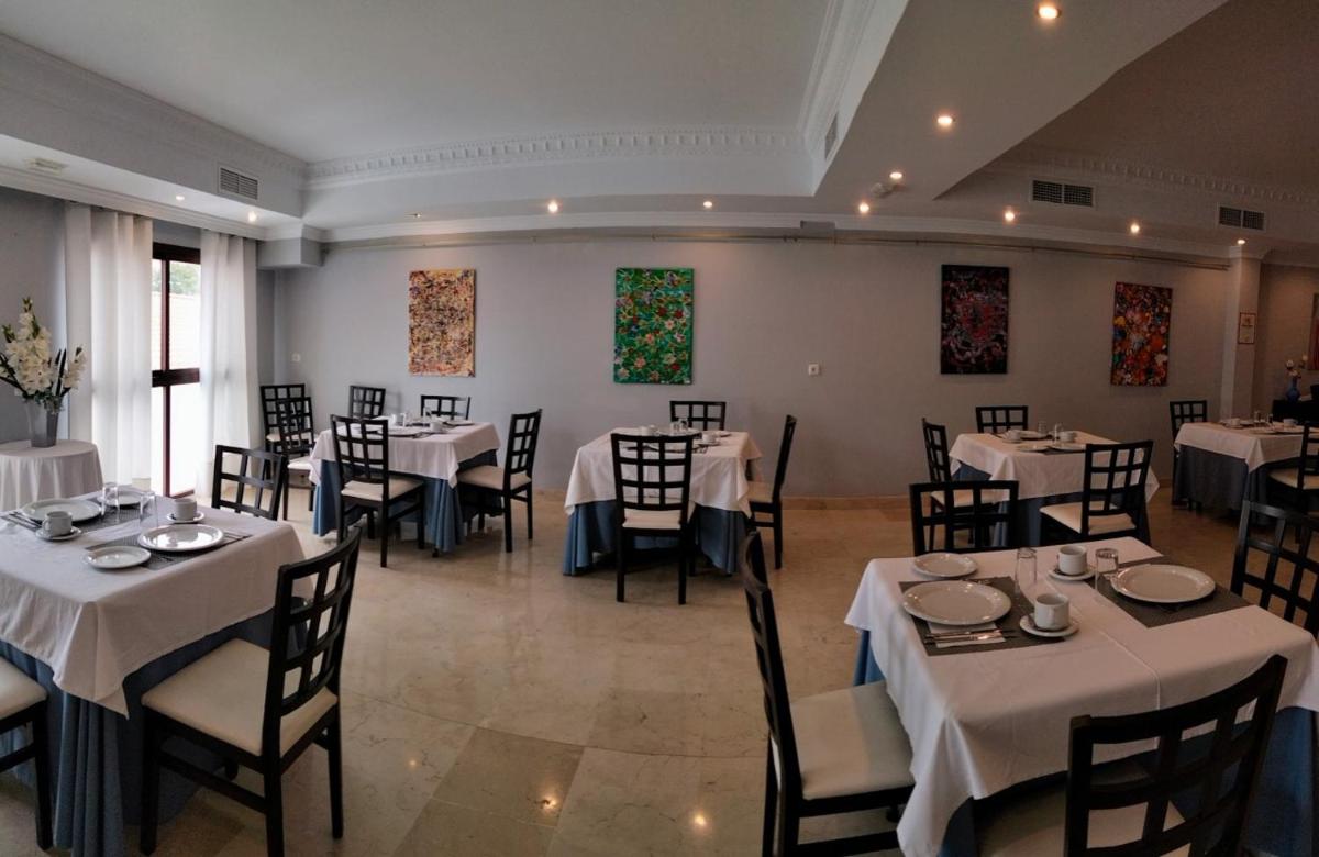Un restaurante o sitio para comer en Hotel & Spa PLAZA Arriate