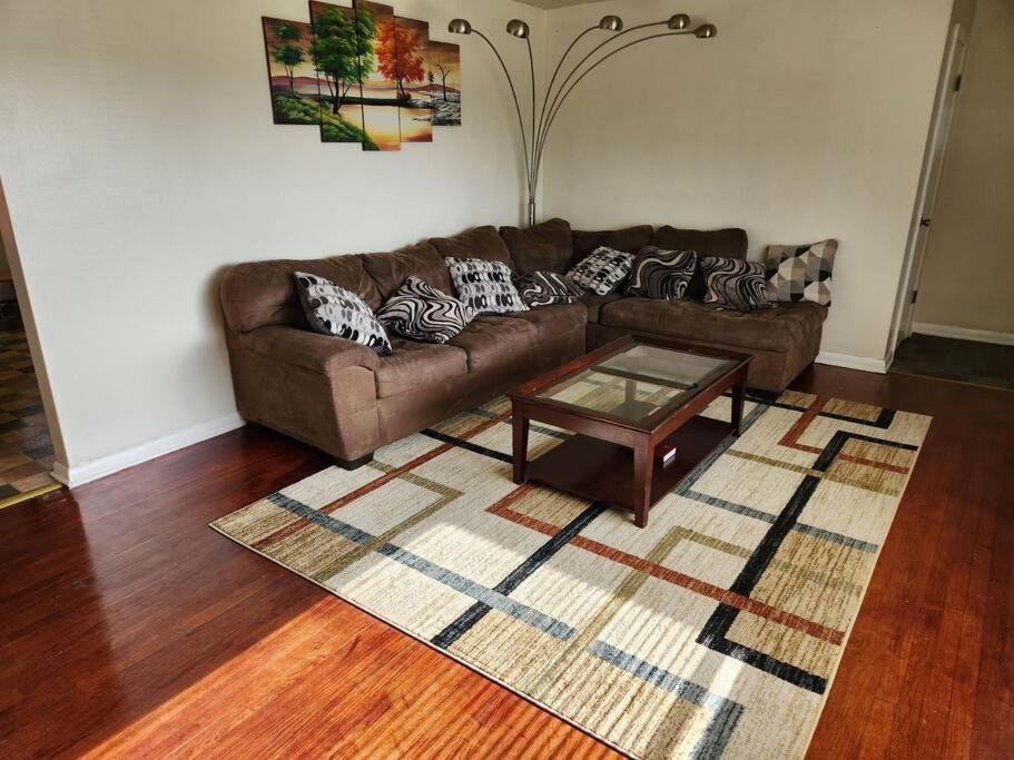 Spacious 4-bedroom home in quiet neighborhood - Housity