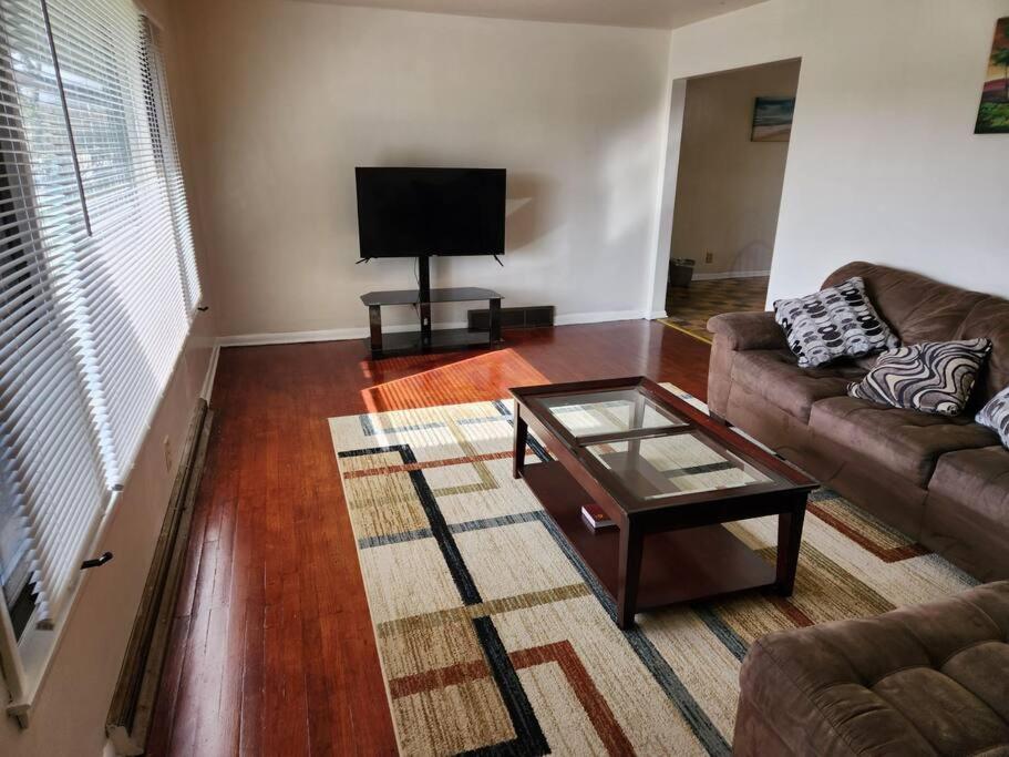 Spacious 4-bedroom home in quiet neighborhood - Housity