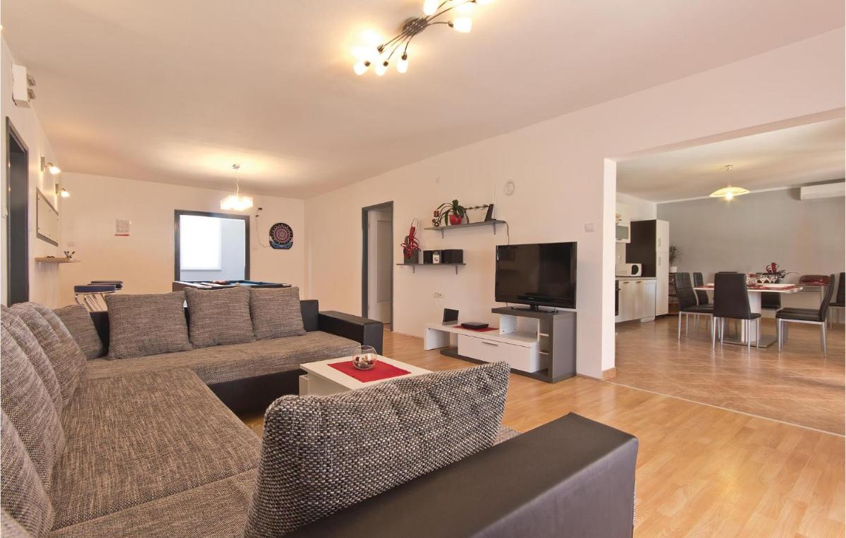 Amazing Home In Frkeci With Wifi - Housity