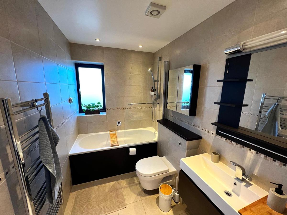 Suitetrails - Modern and cozy 2-guest flat with gated parking