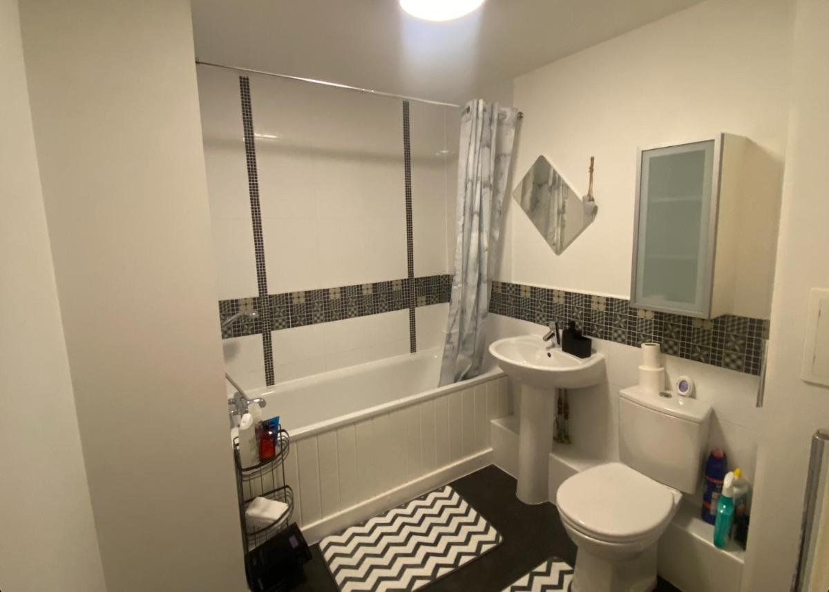 Lovely 2-Bed Serviced apartment with free parking - Housity