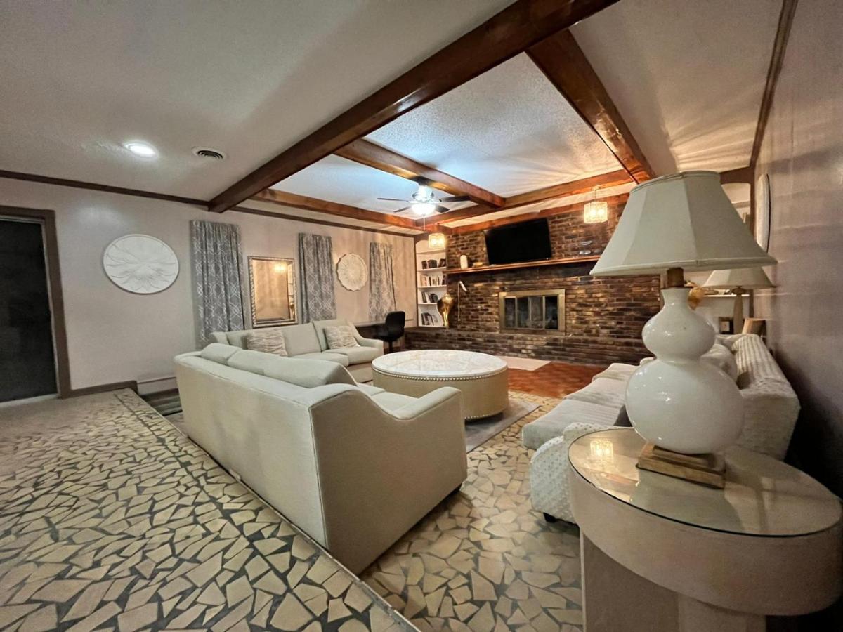 Chic Very Large Home Near Downtown Beale Street - Housity
