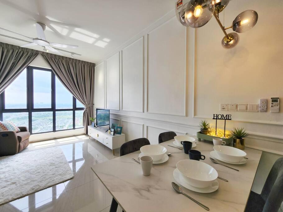 Suitetrails - 1-7px Klang Bayuemas Staycation Family Lovely Stay Netflix